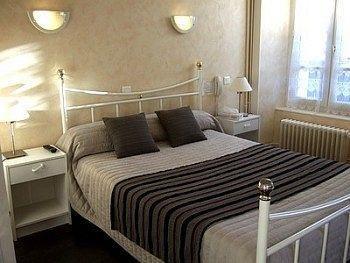 Hotel Logis L'ecu De France 3*