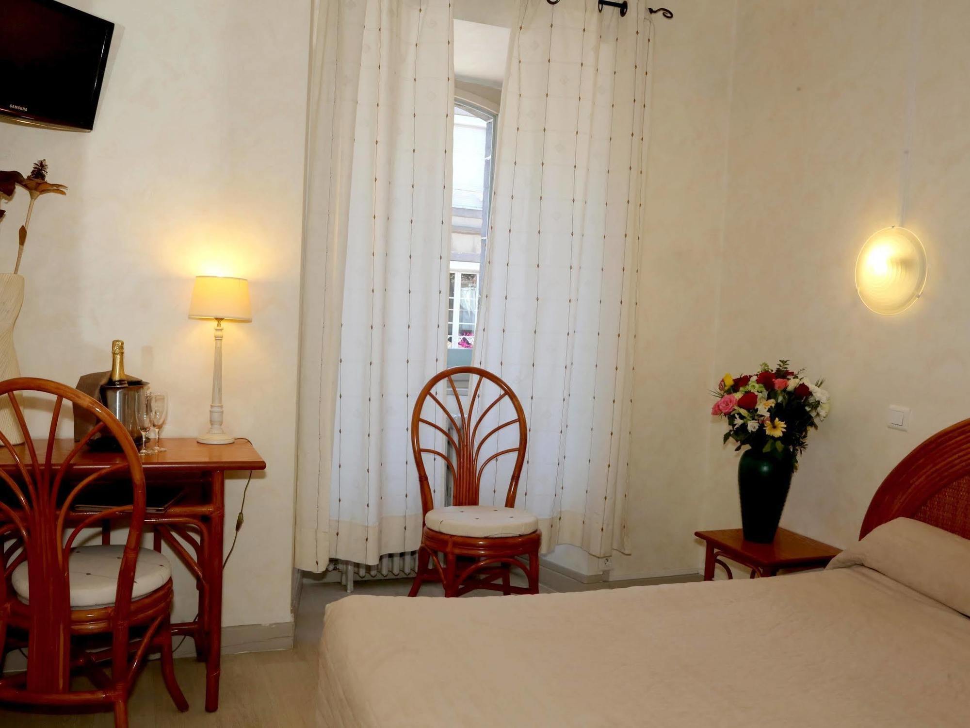Hotel Logis L'ecu De France 3*